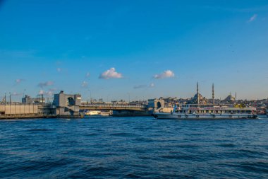 İstanbul, Türkiye, 11 Eylül 2019: İstanbul, Türkiye 'de Galata Köprüsü' nde Boğaz ile Yeni Cami