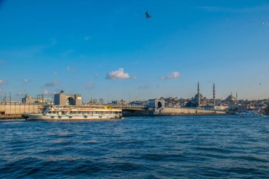 İstanbul, Türkiye, 11 Eylül 2019: İstanbul, Türkiye 'de Galata Köprüsü' nde Boğaz ile Yeni Cami