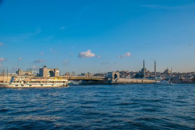 İstanbul, Türkiye, 11 Eylül 2019: İstanbul, Türkiye 'de Galata Köprüsü' nde Boğaz ile Yeni Cami