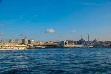 İstanbul, Türkiye, 11 Eylül 2019: İstanbul, Türkiye 'de Galata Köprüsü' nde Boğaz ile Yeni Cami