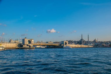 İstanbul, Türkiye, 11 Eylül 2019: İstanbul, Türkiye 'de Galata Köprüsü' nde Boğaz ile Yeni Cami