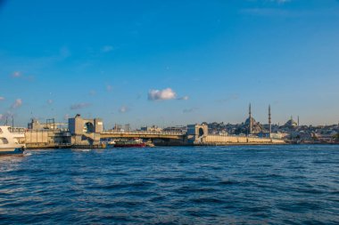 İstanbul, Türkiye, 11 Eylül 2019: İstanbul, Türkiye 'de Galata Köprüsü' nde Boğaz ile Yeni Cami