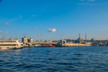 İstanbul, Türkiye, 11 Eylül 2019: İstanbul, Türkiye 'de Galata Köprüsü' nde Boğaz ile Yeni Cami