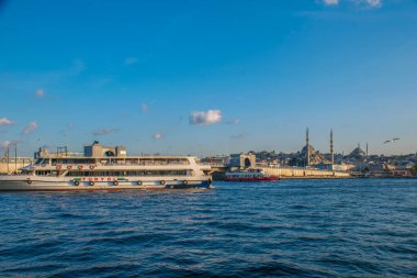 İstanbul, Türkiye, 11 Eylül 2019: İstanbul, Türkiye 'de Galata Köprüsü' nde Boğaz ile Yeni Cami