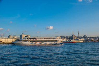 İstanbul, Türkiye, 11 Eylül 2019: İstanbul, Türkiye 'de Galata Köprüsü' nde Boğaz ile Yeni Cami