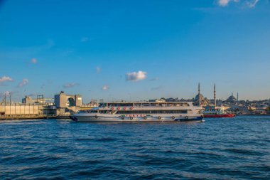 İstanbul, Türkiye, 11 Eylül 2019: İstanbul, Türkiye 'de Galata Köprüsü' nde Boğaz ile Yeni Cami