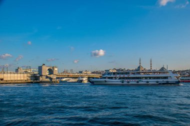 İstanbul, Türkiye, 11 Eylül 2019: İstanbul, Türkiye 'de Galata Köprüsü' nde Boğaz ile Yeni Cami