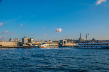 İstanbul, Türkiye, 11 Eylül 2019: İstanbul, Türkiye 'de Galata Köprüsü' nde Boğaz ile Yeni Cami