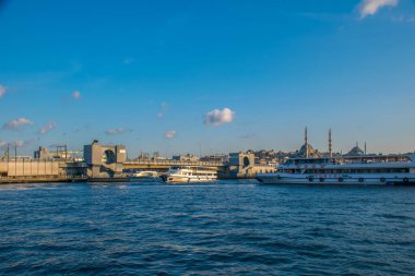 İstanbul, Türkiye, 11 Eylül 2019: İstanbul, Türkiye 'de Galata Köprüsü' nde Boğaz ile Yeni Cami