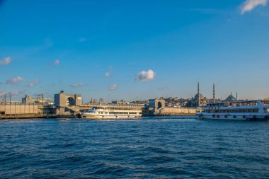 İstanbul, Türkiye, 11 Eylül 2019: İstanbul, Türkiye 'de Galata Köprüsü' nde Boğaz ile Yeni Cami
