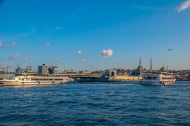 İstanbul, Türkiye, 11 Eylül 2019: İstanbul, Türkiye 'de Galata Köprüsü' nde Boğaz ile Yeni Cami