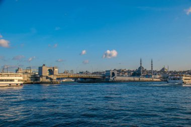 İstanbul, Türkiye, 11 Eylül 2019: İstanbul, Türkiye 'de Galata Köprüsü' nde Boğaz ile Yeni Cami