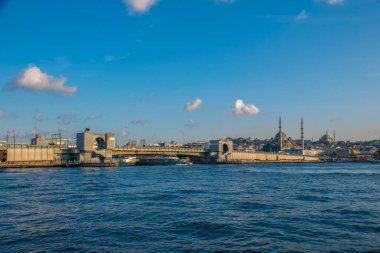 İstanbul, Türkiye, 11 Eylül 2019: İstanbul, Türkiye 'de Galata Köprüsü' nde Boğaz ile Yeni Cami