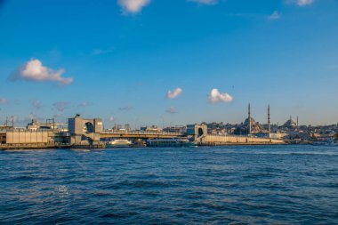 İstanbul, Türkiye, 11 Eylül 2019: İstanbul, Türkiye 'de Galata Köprüsü' nde Boğaz ile Yeni Cami