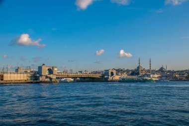İstanbul, Türkiye, 11 Eylül 2019: İstanbul, Türkiye 'de Galata Köprüsü' nde Boğaz ile Yeni Cami