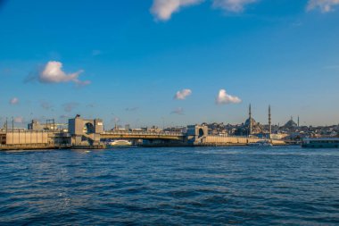 İstanbul, Türkiye, 11 Eylül 2019: İstanbul, Türkiye 'de Galata Köprüsü' nde Boğaz ile Yeni Cami