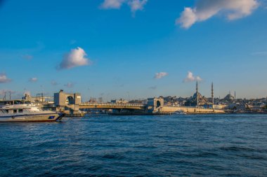 İstanbul, Türkiye, 11 Eylül 2019: İstanbul, Türkiye 'de Galata Köprüsü' nde Boğaz ile Yeni Cami