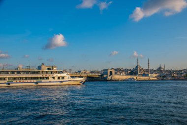 İstanbul, Türkiye, 11 Eylül 2019: İstanbul, Türkiye 'de Galata Köprüsü' nde Boğaz ile Yeni Cami
