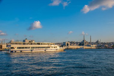 İstanbul, Türkiye, 11 Eylül 2019: İstanbul, Türkiye 'de Galata Köprüsü' nde Boğaz ile Yeni Cami