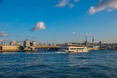 İstanbul, Türkiye, 11 Eylül 2019: İstanbul, Türkiye 'de Galata Köprüsü' nde Boğaz ile Yeni Cami