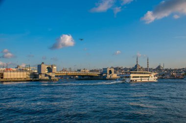 İstanbul, Türkiye, 11 Eylül 2019: İstanbul, Türkiye 'de Galata Köprüsü' nde Boğaz ile Yeni Cami