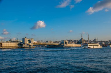 İstanbul, Türkiye, 11 Eylül 2019: İstanbul, Türkiye 'de Galata Köprüsü' nde Boğaz ile Yeni Cami