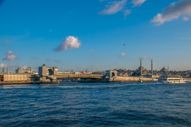 İstanbul, Türkiye, 11 Eylül 2019: İstanbul, Türkiye 'de Galata Köprüsü' nde Boğaz ile Yeni Cami