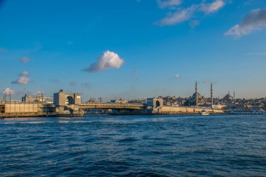 İstanbul, Türkiye, 11 Eylül 2019: İstanbul, Türkiye 'de Galata Köprüsü' nde Boğaz ile Yeni Cami