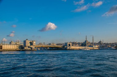 İstanbul, Türkiye, 11 Eylül 2019: İstanbul, Türkiye 'de Galata Köprüsü' nde Boğaz ile Yeni Cami