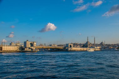 İstanbul, Türkiye, 11 Eylül 2019: İstanbul, Türkiye 'de Galata Köprüsü' nde Boğaz ile Yeni Cami