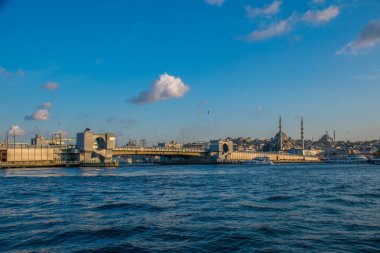 İstanbul, Türkiye, 11 Eylül 2019: İstanbul, Türkiye 'de Galata Köprüsü' nde Boğaz ile Yeni Cami