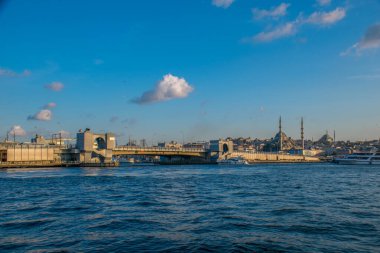 İstanbul, Türkiye, 11 Eylül 2019: İstanbul, Türkiye 'de Galata Köprüsü' nde Boğaz ile Yeni Cami