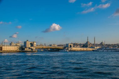 İstanbul, Türkiye, 11 Eylül 2019: İstanbul, Türkiye 'de Galata Köprüsü' nde Boğaz ile Yeni Cami