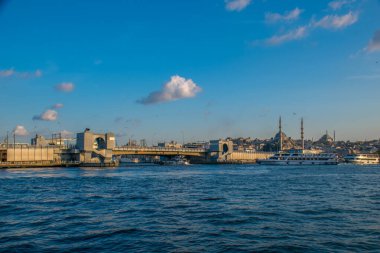 İstanbul, Türkiye, 11 Eylül 2019: İstanbul, Türkiye 'de Galata Köprüsü' nde Boğaz ile Yeni Cami