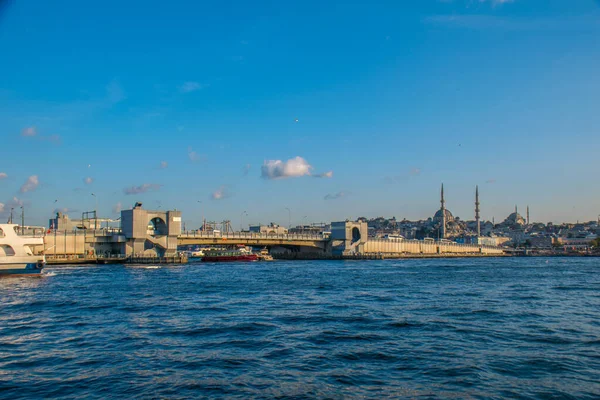 Istanbul Turquie Septembre 2019 Nouvelle Mosquée Avec Bosphore Sur Pont — Photo