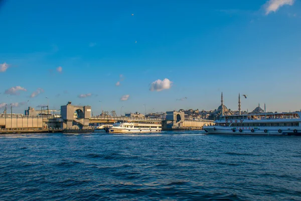 Istanbul Turquía Septiembre 2019 Nueva Mezquita Con Bósforo Puente Galata —  Fotos de Stock