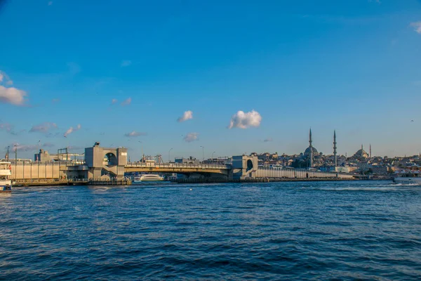 İstanbul, Türkiye, 11 Eylül 2019: İstanbul, Türkiye 'de Galata Köprüsü' nde Boğaz ile Yeni Cami