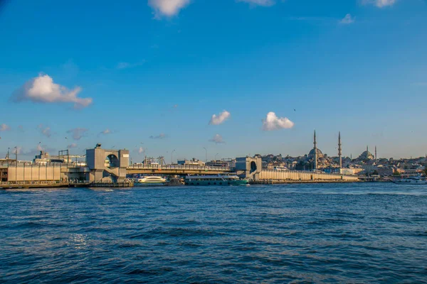 Istanbul Turkiet September 2019 Moské Med Bosporen Galatabron Istanbul Turkiet — Stockfoto