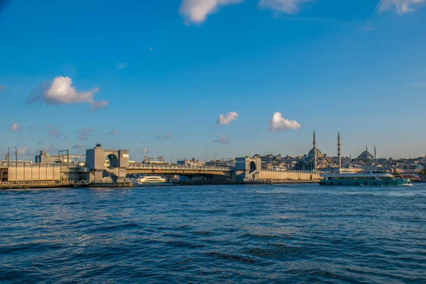 Istanbul Turkey Сентября 2019 Новая Мечеть Босфором Галатском Мосту Стамбуле — стоковое фото