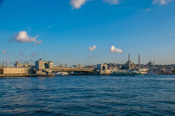 Istanbul Turkije September 2019 Nieuwe Moskee Met Bosporus Galata Bridge — Stockfoto