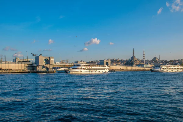 Istanbul Turkije September 2019 Nieuwe Moskee Met Bosporus Galata Bridge — Stockfoto