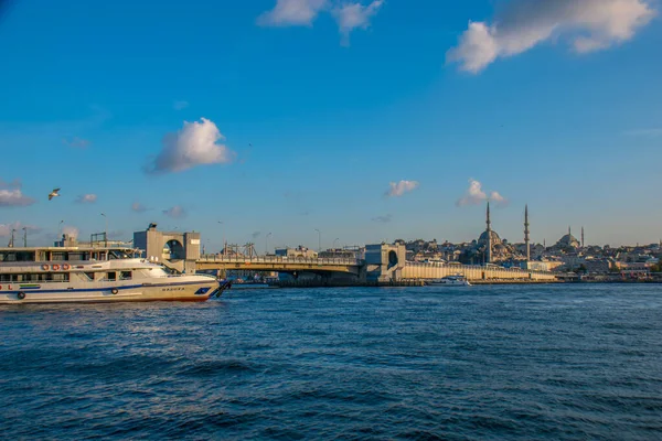 İstanbul, Türkiye, 11 Eylül 2019: İstanbul, Türkiye 'de Galata Köprüsü' nde Boğaz ile Yeni Cami