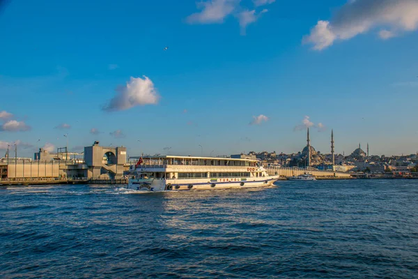 İstanbul, Türkiye, 11 Eylül 2019: İstanbul, Türkiye 'de Galata Köprüsü' nde Boğaz ile Yeni Cami