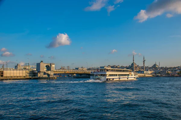 İstanbul, Türkiye, 11 Eylül 2019: İstanbul, Türkiye 'de Galata Köprüsü' nde Boğaz ile Yeni Cami