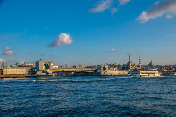 Istanbul Turquía Septiembre 2019 Nueva Mezquita Con Bósforo Puente Galata —  Fotos de Stock