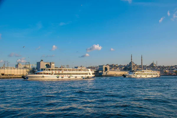 İstanbul, Türkiye, 11 Eylül 2019: İstanbul, Türkiye 'de Galata Köprüsü' nde Boğaz ile Yeni Cami