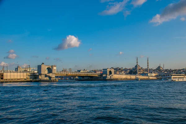 İstanbul, Türkiye, 11 Eylül 2019: İstanbul, Türkiye 'de Galata Köprüsü' nde Boğaz ile Yeni Cami