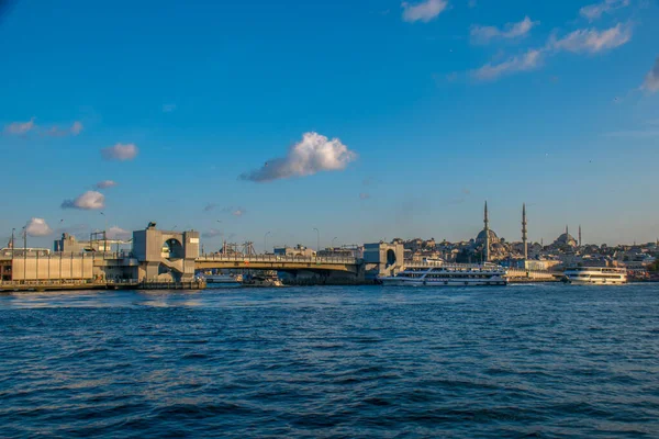 İstanbul, Türkiye, 11 Eylül 2019: İstanbul, Türkiye 'de Galata Köprüsü' nde Boğaz ile Yeni Cami