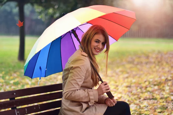 Junges Schönes Mädchen Sitzt Auf Der Bank Herbst Park Mit — Stockfoto