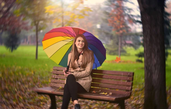 Junges Schönes Mädchen Sitzt Auf Der Bank Herbst Park Mit — Stockfoto